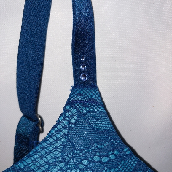 Victoria Secret bra.  36D - Picture 4 of 8